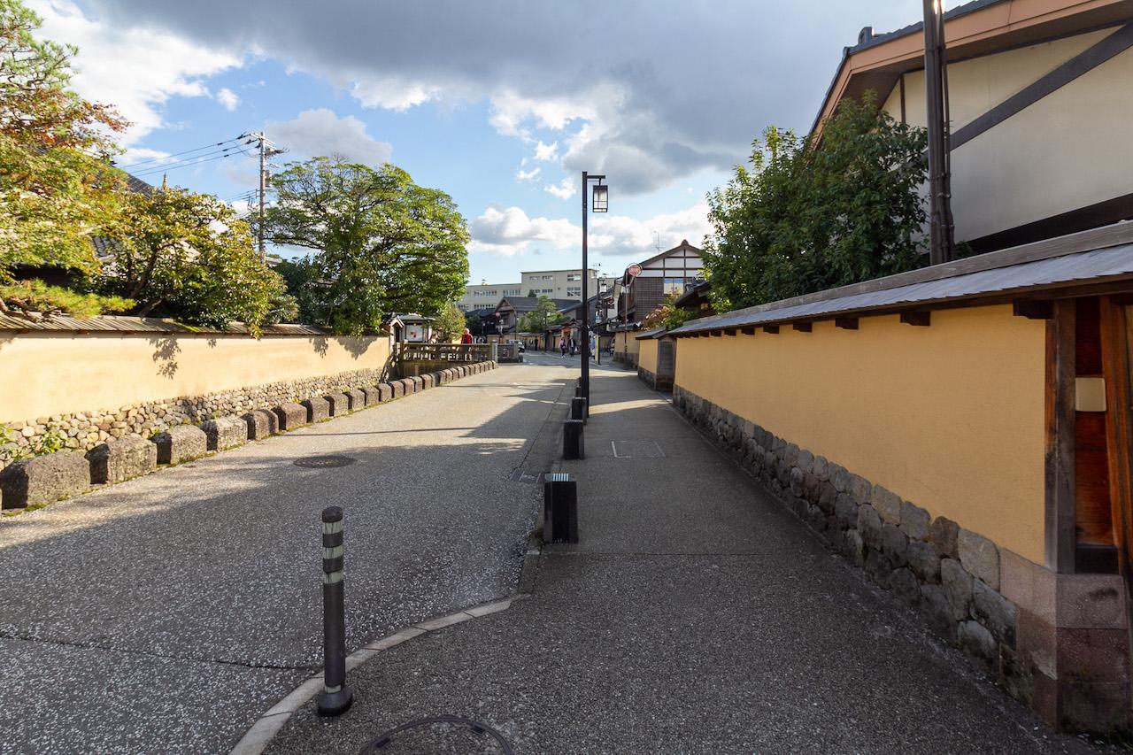 金沢市長町の賃貸物件/土塀と用水が続く街