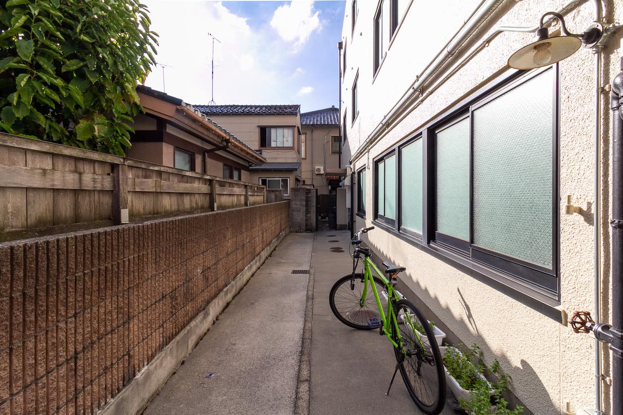 金沢市長町の賃貸物件/共用出入口へのアプローチ