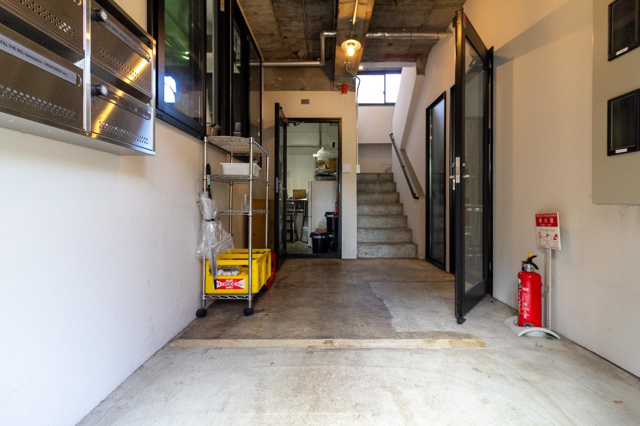 金沢市長町の賃貸物件/カフェのキッチンからおいしい匂いが漂う共用通路から上階区画へ