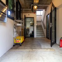 金沢市長町の賃貸物件/カフェのキッチンからおいしい匂いが漂う共用通路から上階区画へ