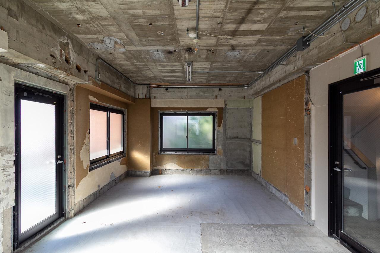金沢市長町の賃貸物件/コンクリートの質感や元々の内装の名残を生かし、壁天井床はスケルトンのままです。