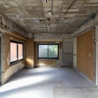 金沢市長町の賃貸物件/コンクリートの質感や元々の内装の名残を生かし、壁天井床はスケルトンのままです。