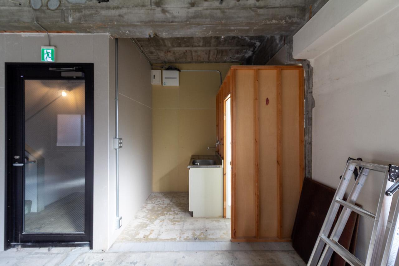 金沢市長町の賃貸物件/シンク・トイレが残置されています。トイレの扉はありません