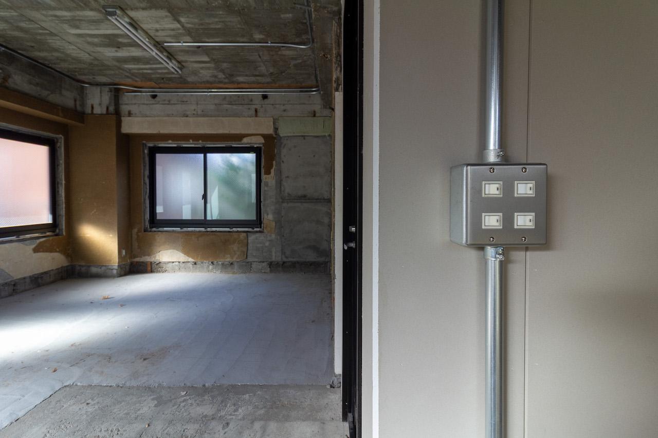 金沢市長町の賃貸物件/コンセントや照明も残置されていますので、そのままでも使用可能です。トイレの扉はありません。