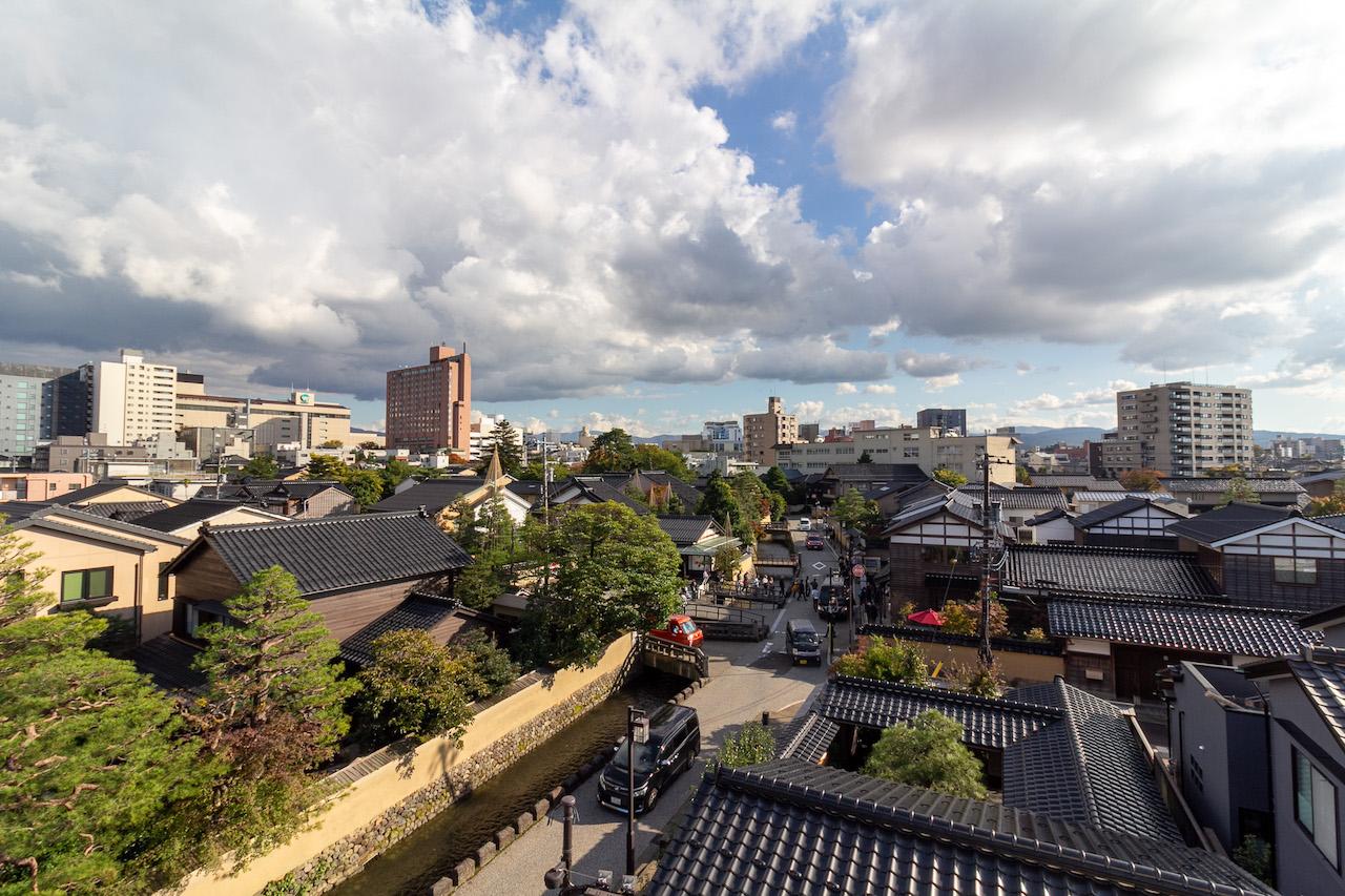 金沢市長町の賃貸物件/用水沿いに広がる武家屋敷跡、奥には香林坊・片町のビル群を見渡す風景が広がる。その奥には山々も