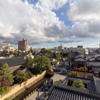 金沢市長町の賃貸物件/用水沿いに広がる武家屋敷跡、奥には香林坊・片町のビル群を見渡す風景が広がる。その奥には山々も