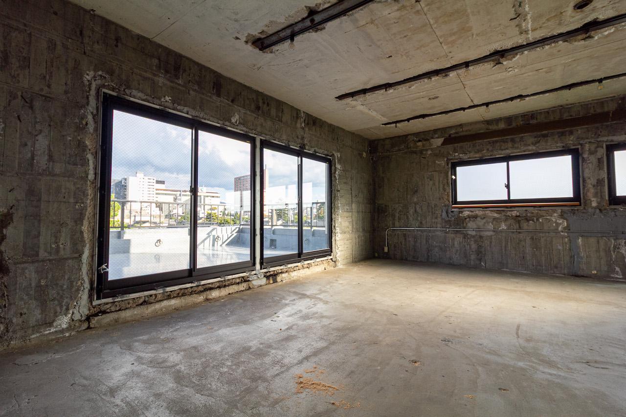 金沢市長町の賃貸物件/掃き出し窓の外には、