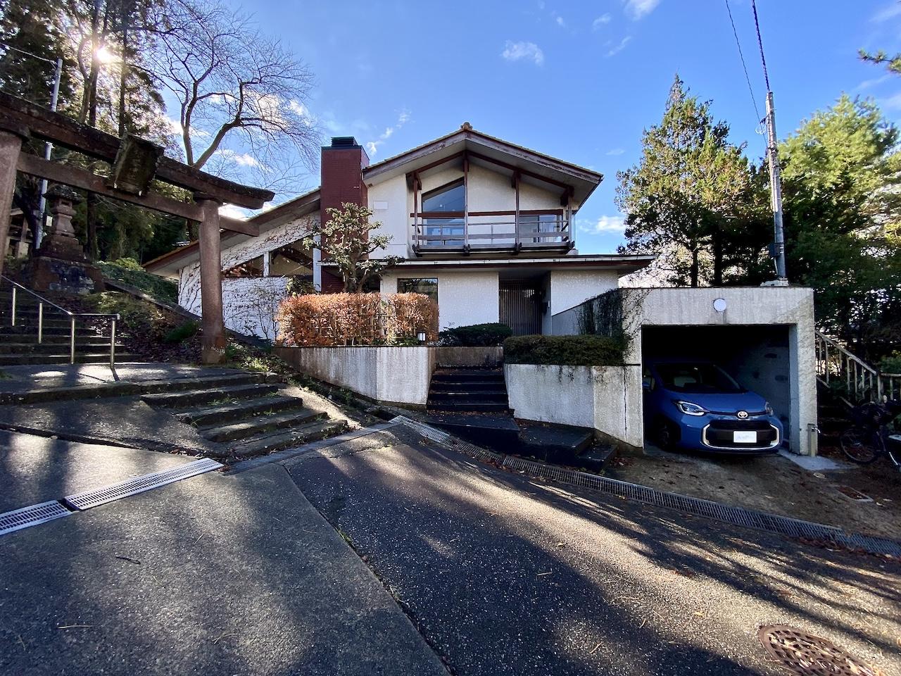 金沢市高尾南1丁目の売買物件/外観は洋風建築　その隣に鳥居　駐車スペースは1台