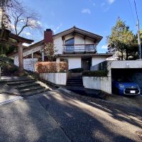 金沢市高尾南1丁目の売買物件/外観は洋風建築　その隣に鳥居　駐車スペースは1台