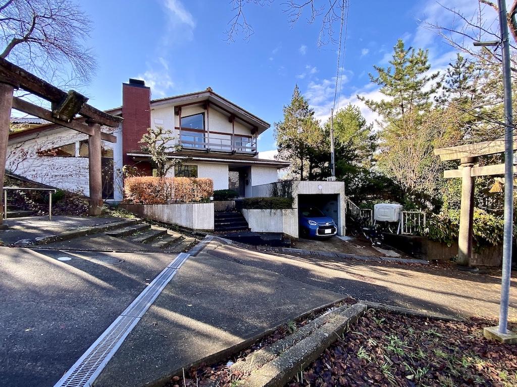 金沢市高尾南1丁目の売買物件/鳥居と鳥居に挟まれた家