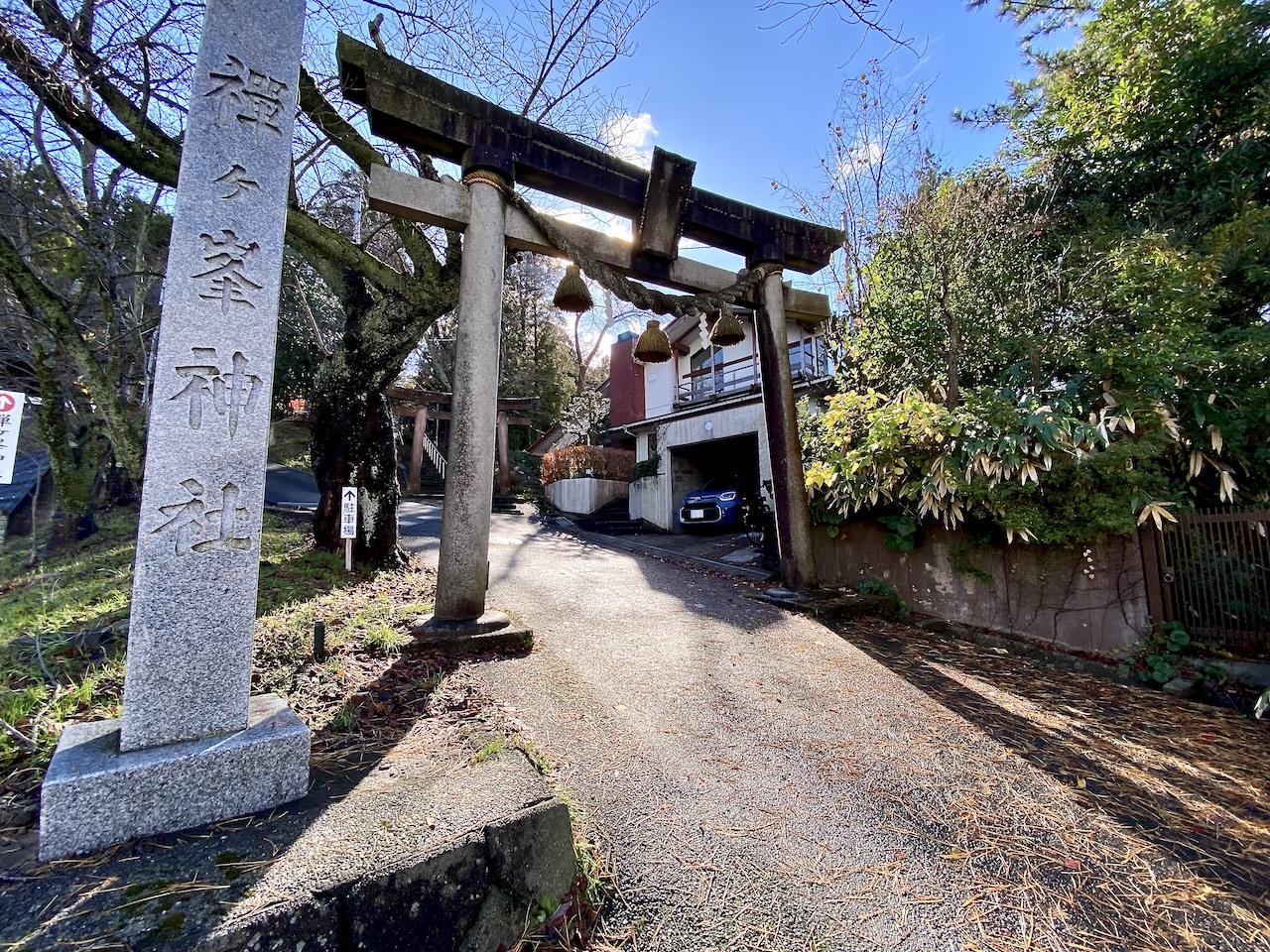 金沢市高尾南1丁目の売買物件/鳥居の奥に家がある光景はなんだか神秘的です