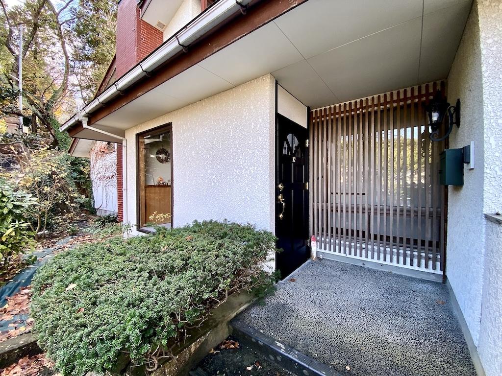 金沢市高尾南1丁目の売買物件/アプローチを上がった先は玄関