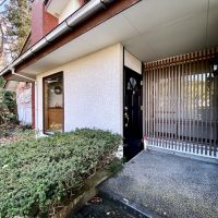 金沢市高尾南1丁目の売買物件/アプローチを上がった先は玄関