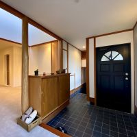 金沢市高尾南1丁目の売買物件/玄関　実は駐車場と繋がっています