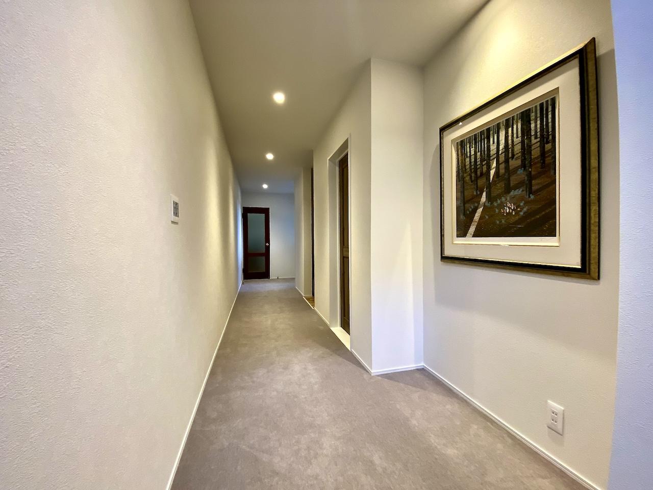 金沢市高尾南1丁目の売買物件/この廊下の奥行きたるや...