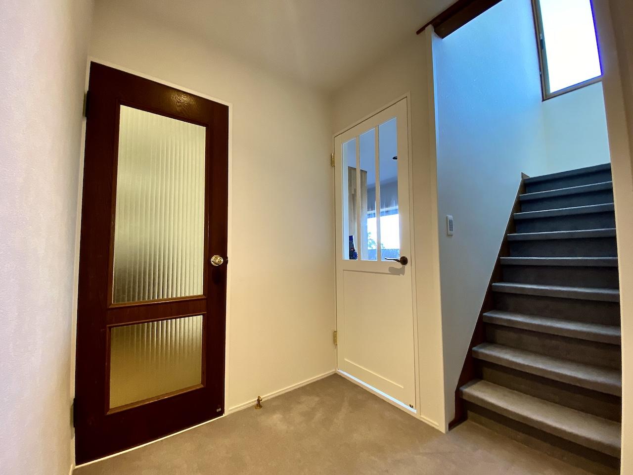 金沢市高尾南1丁目の売買物件/左の扉はキッチン　右の扉はファミリークローゼット