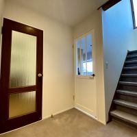 金沢市高尾南1丁目の売買物件/左の扉はキッチン　右の扉はファミリークローゼット