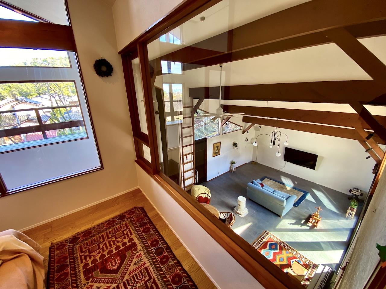 金沢市高尾南1丁目の売買物件/リビングとエントランスを上から覗けます