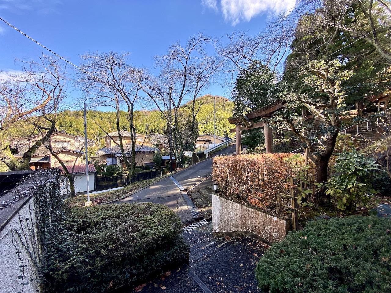 金沢市高尾南1丁目の売買物件/家を出るとすぐに神社の鳥居が見えます　春になると家の前に綺麗な桜が咲きます