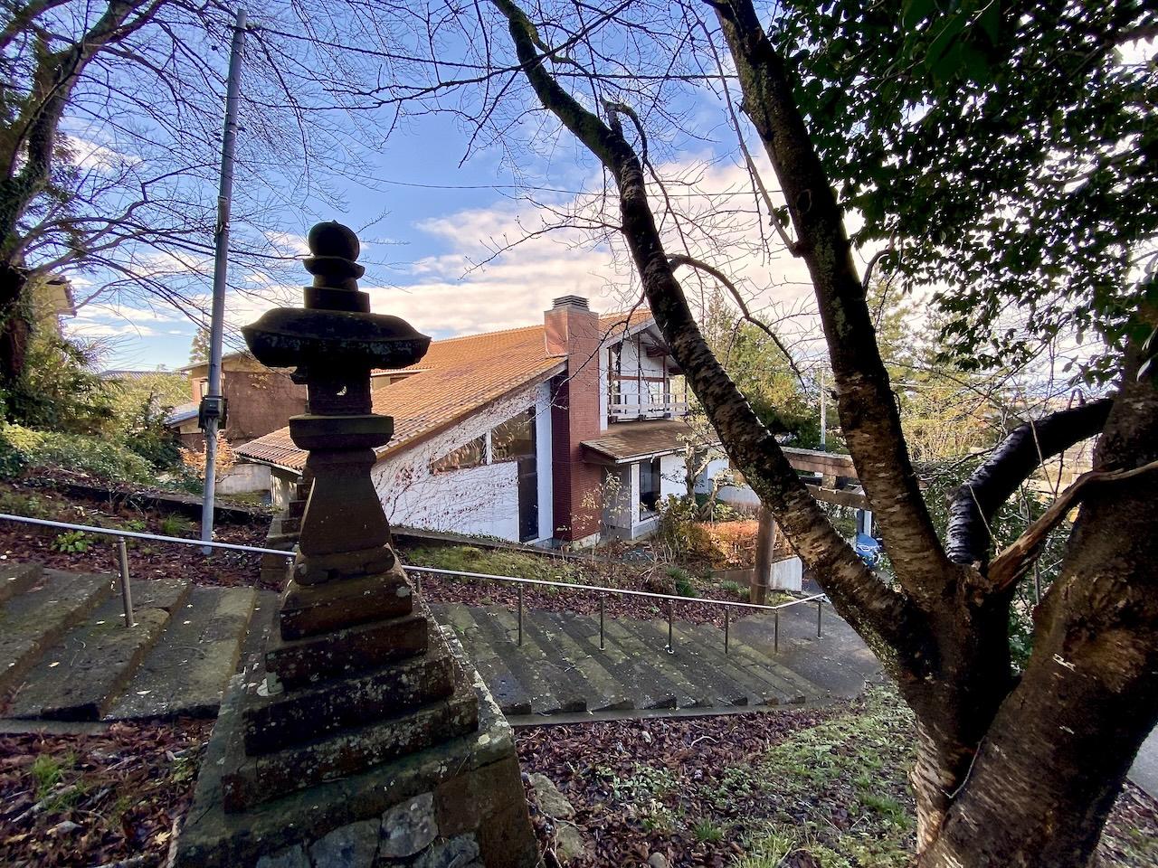 金沢市高尾南1丁目の売買物件/神社を少し上がると見えてくる外観　オレンジ色の屋根が特徴的です