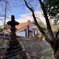 金沢市高尾南1丁目の売買物件/神社を少し上がると見えてくる外観　オレンジ色の屋根が特徴的です