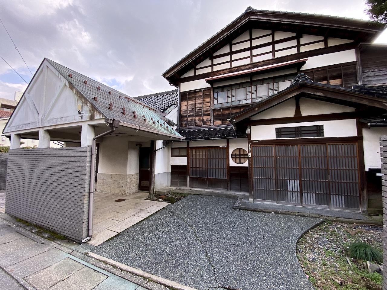 金沢市茨木町の賃貸物件/三角屋根の駐車スペースが特徴的