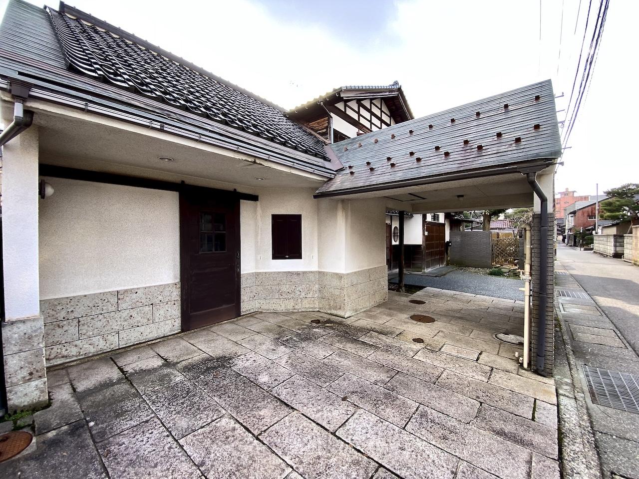 金沢市茨木町の賃貸物件/2台くらいなら車を停められるスペースはあります