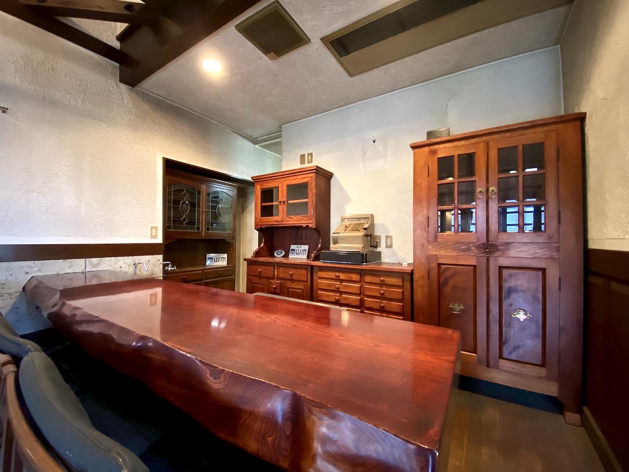 金沢市茨木町の賃貸物件/1枚板カウンターテーブル　家具のそのままお使いください