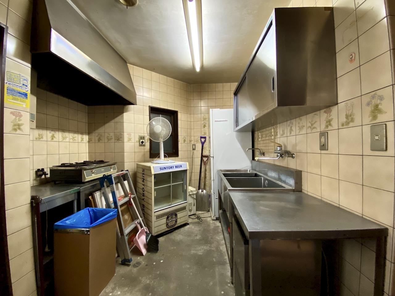 金沢市茨木町の賃貸物件/店内の裏には厨房スペースとテイクアウトにも対応できそうな小窓も付いています