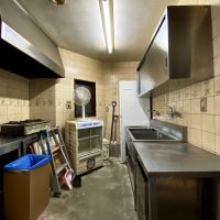 金沢市茨木町の賃貸物件/店内の裏には厨房スペースとテイクアウトにも対応できそうな小窓も付いています