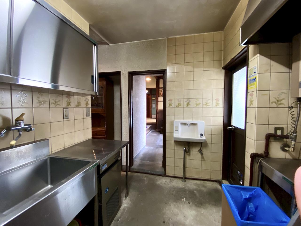金沢市茨木町の賃貸物件/厨房奥には隣の町家と繋がっています