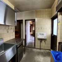 金沢市茨木町の賃貸物件/厨房奥には隣の町家と繋がっています