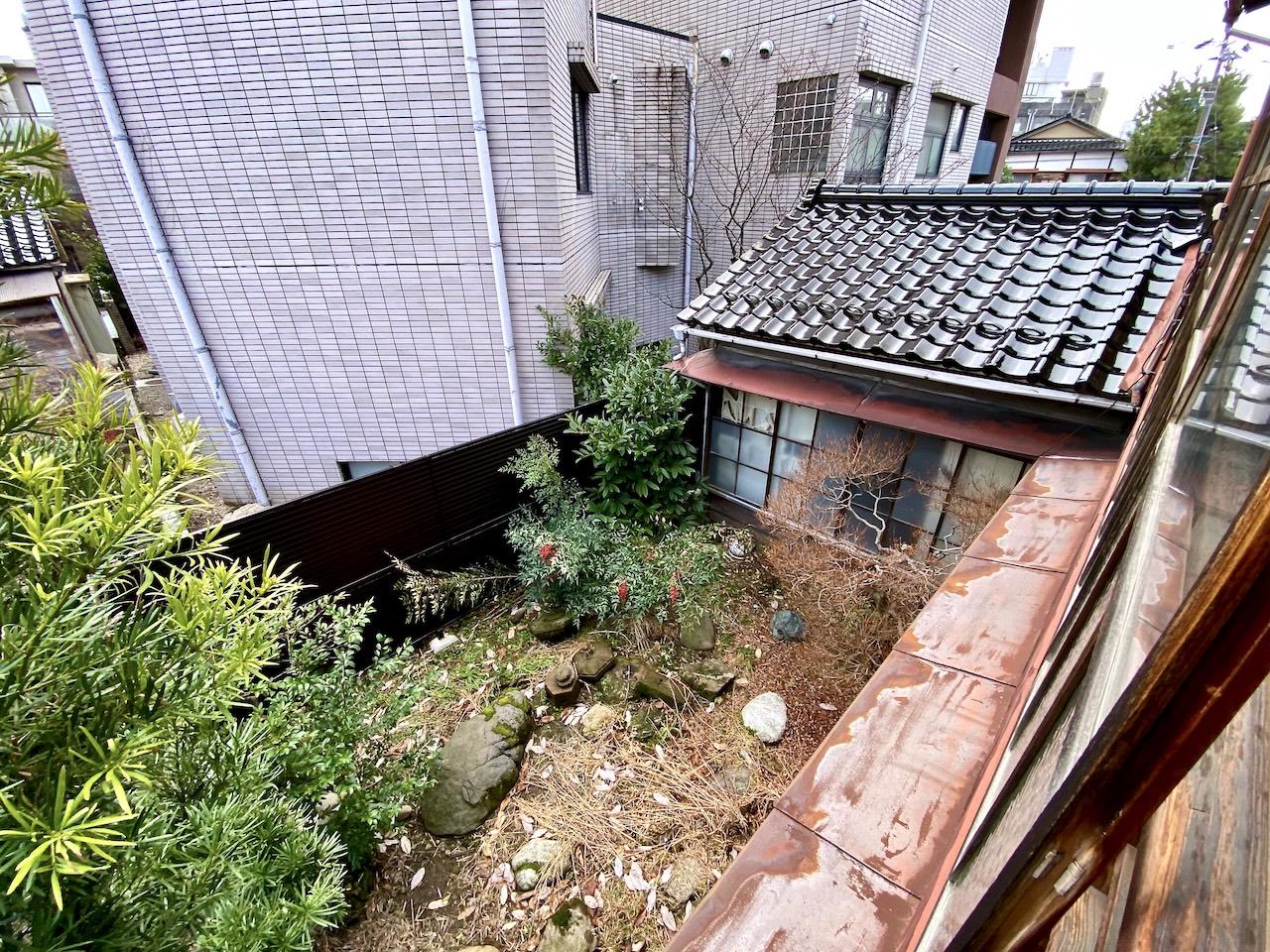 金沢市茨木町の賃貸物件/2階から庭を見る