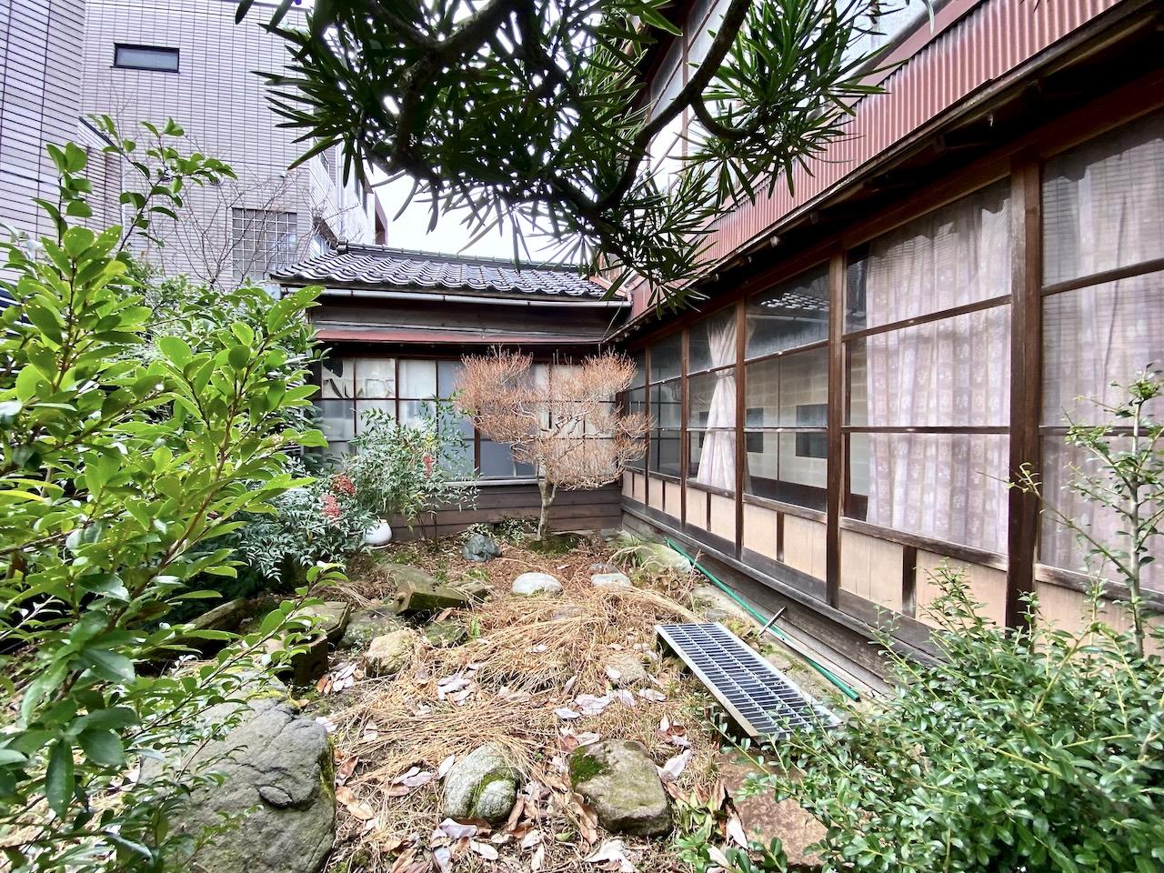 金沢市茨木町の賃貸物件/少し荒れていますが、綺麗に整備すれば立派な庭になります