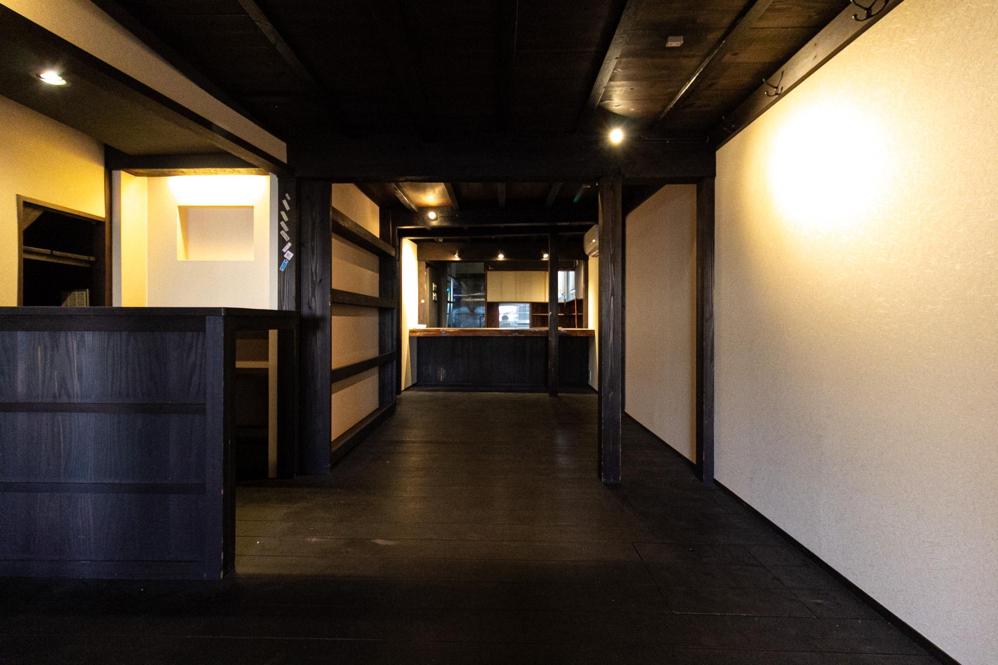 金沢市主計町の賃貸物件/客席スペースから元厨房前のカウンター。天井は低いです