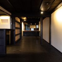 金沢市主計町の賃貸物件/客席スペースから元厨房前のカウンター。天井は低いです