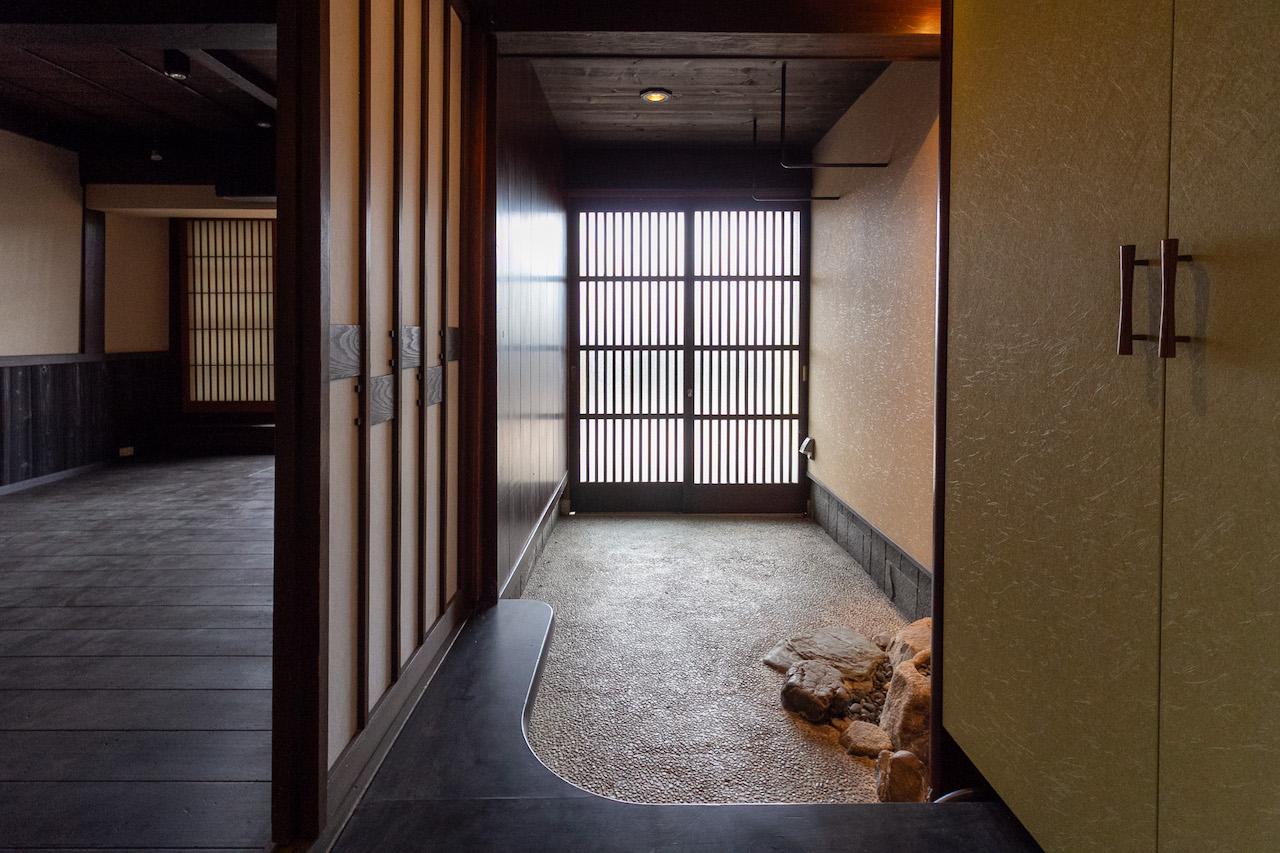 金沢市主計町の賃貸物件/玄関。靴を脱ぐスタイル