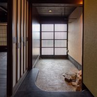 金沢市主計町の賃貸物件/玄関。靴を脱ぐスタイル