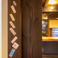 金沢市主計町の賃貸物件/元居酒屋の名残。茶屋の屋号のシールが貼られている。