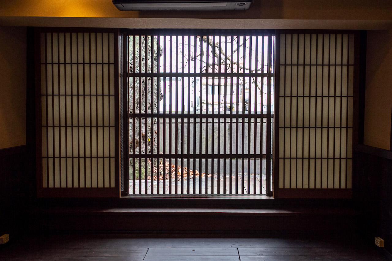 金沢市主計町の賃貸物件/出格子と風格を纏った桜の木