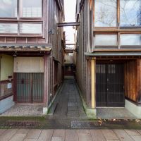 金沢市主計町の賃貸物件/右側が本物件。この小路より、暗がり坂へ