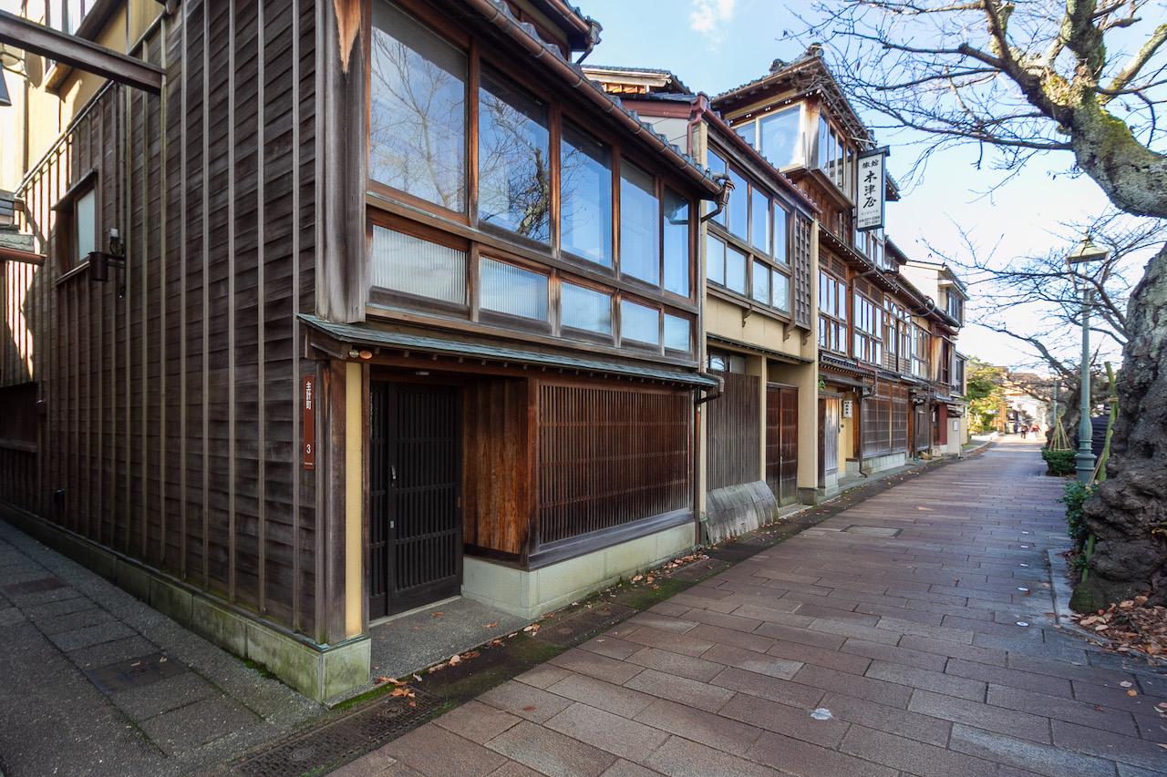 金沢市主計町の賃貸物件/手前の建物が本物件