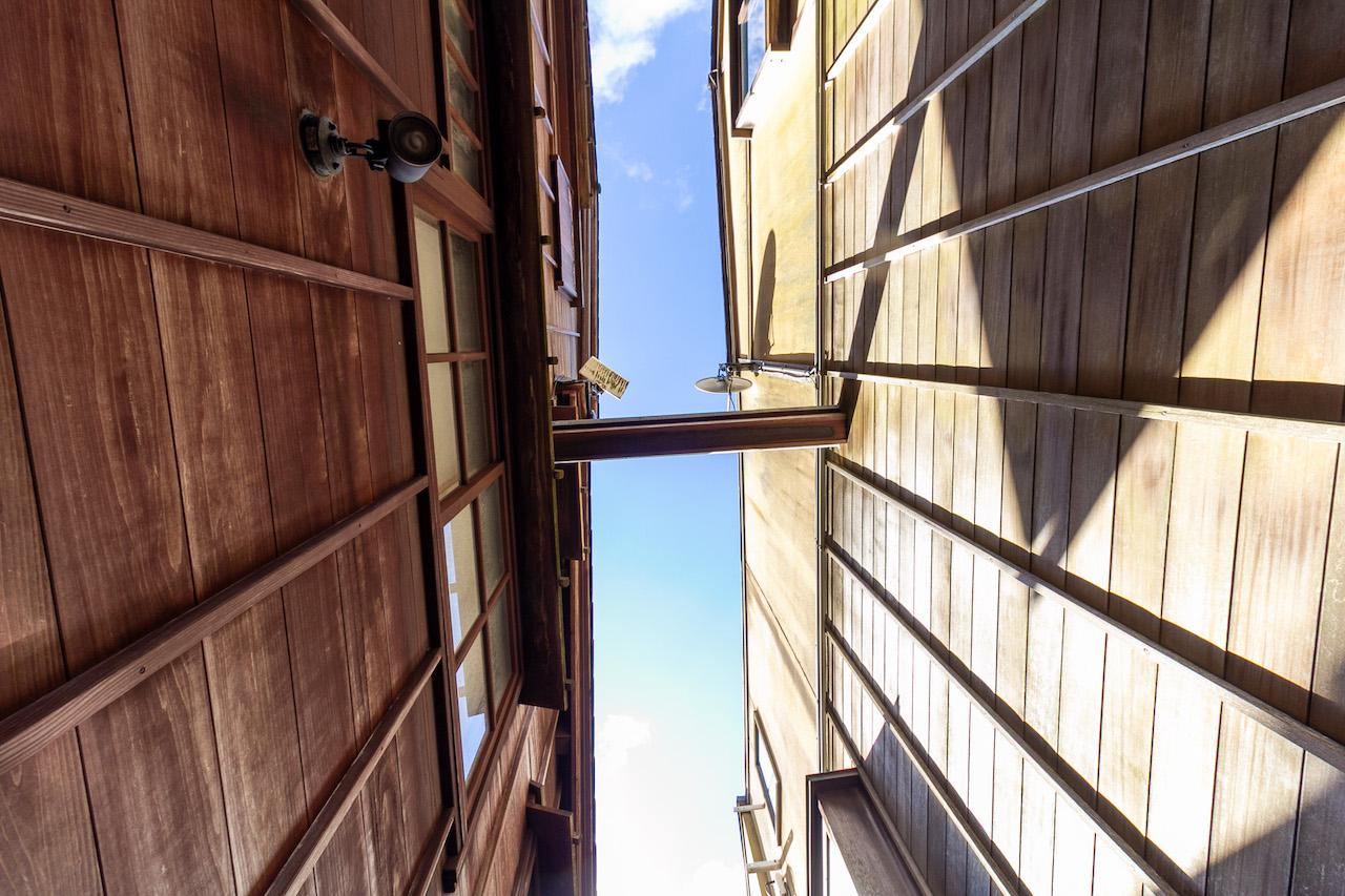 金沢市主計町の賃貸物件/町家の間から空を見る。