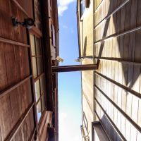 金沢市主計町の賃貸物件/町家の間から空を見る。