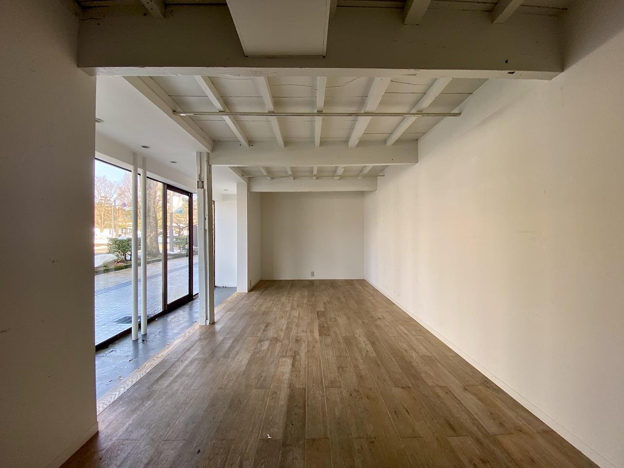 金沢市広坂1丁目の賃貸物件/シンプルな空間　天高は梁下で約2mの高さ