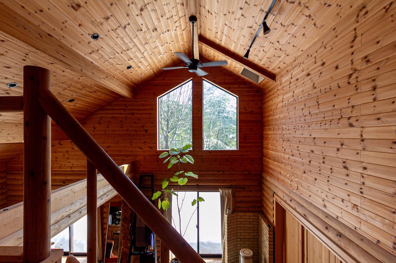 白山市八幡町の売買物件/吹き抜けの大きな窓からたっぷり光がそそぐ