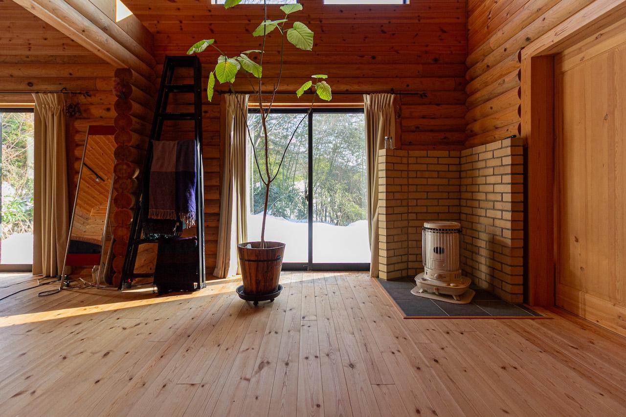 白山市八幡町の売買物件/木の中にいるように暮らすログハウス