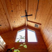 白山市八幡町の売買物件/吹き抜けと大きな窓のおかげで室内でも開放感があります。