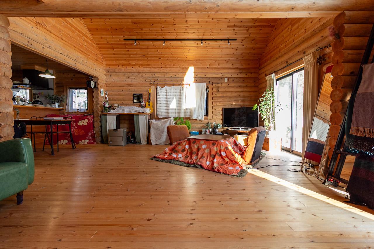 白山市八幡町の売買物件/無垢材なので、こたつで寝転んでも床が気持ち良い