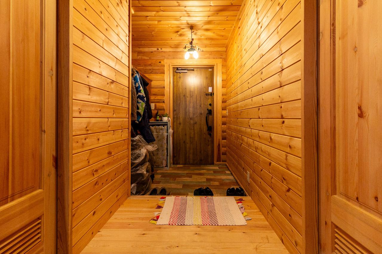 白山市八幡町の売買物件/木に包まれた玄関